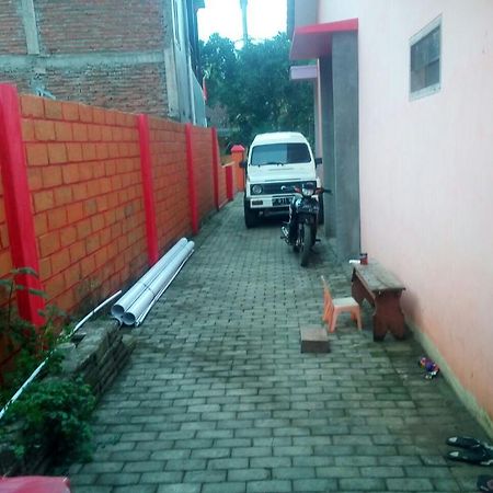 Yunior Guesthouse Tamansuruh Exterior photo
