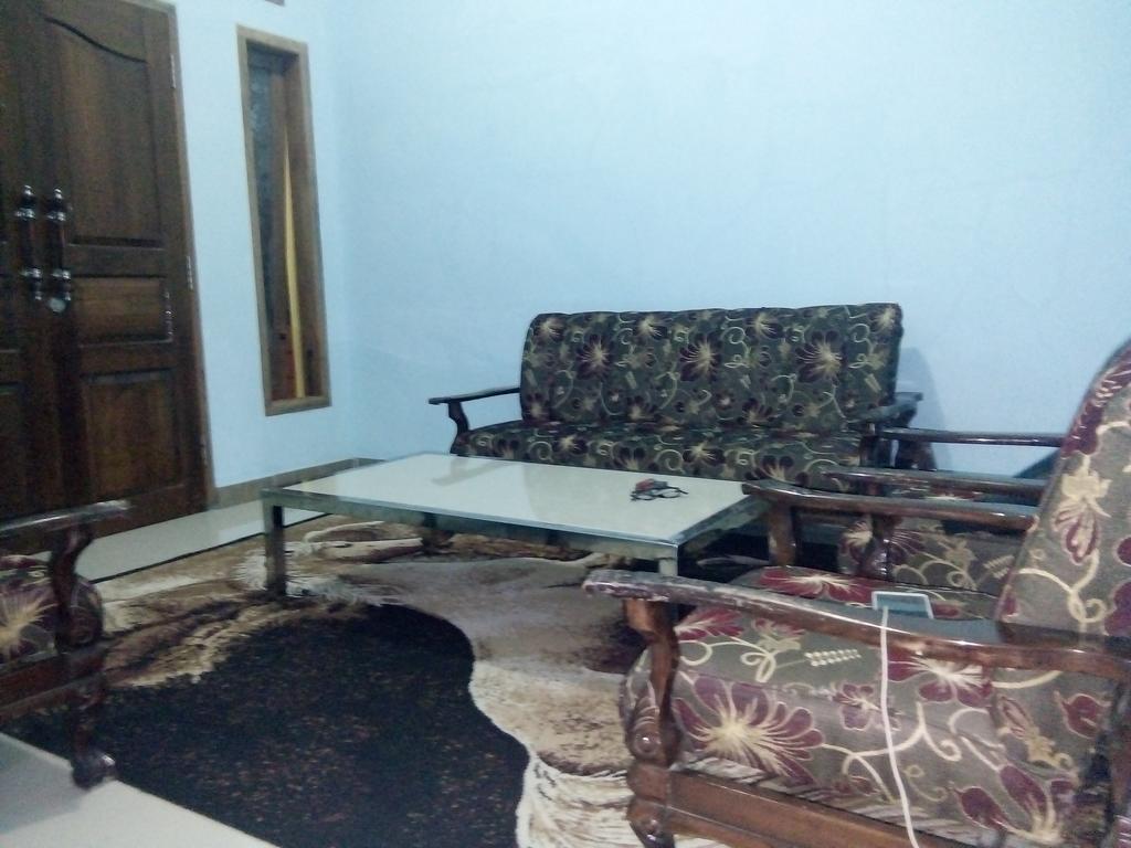 Yunior Guesthouse Tamansuruh Exterior photo