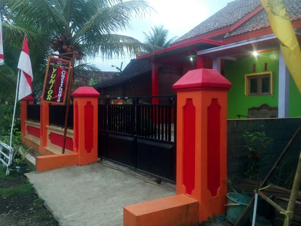 Yunior Guesthouse Tamansuruh Exterior photo