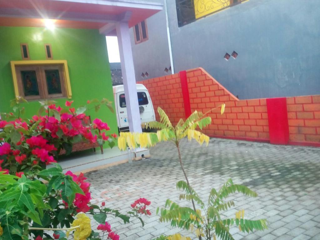 Yunior Guesthouse Tamansuruh Exterior photo