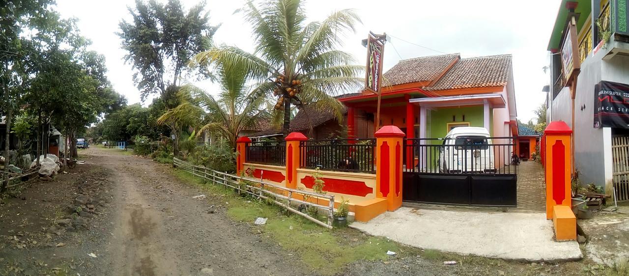 Yunior Guesthouse Tamansuruh Exterior photo